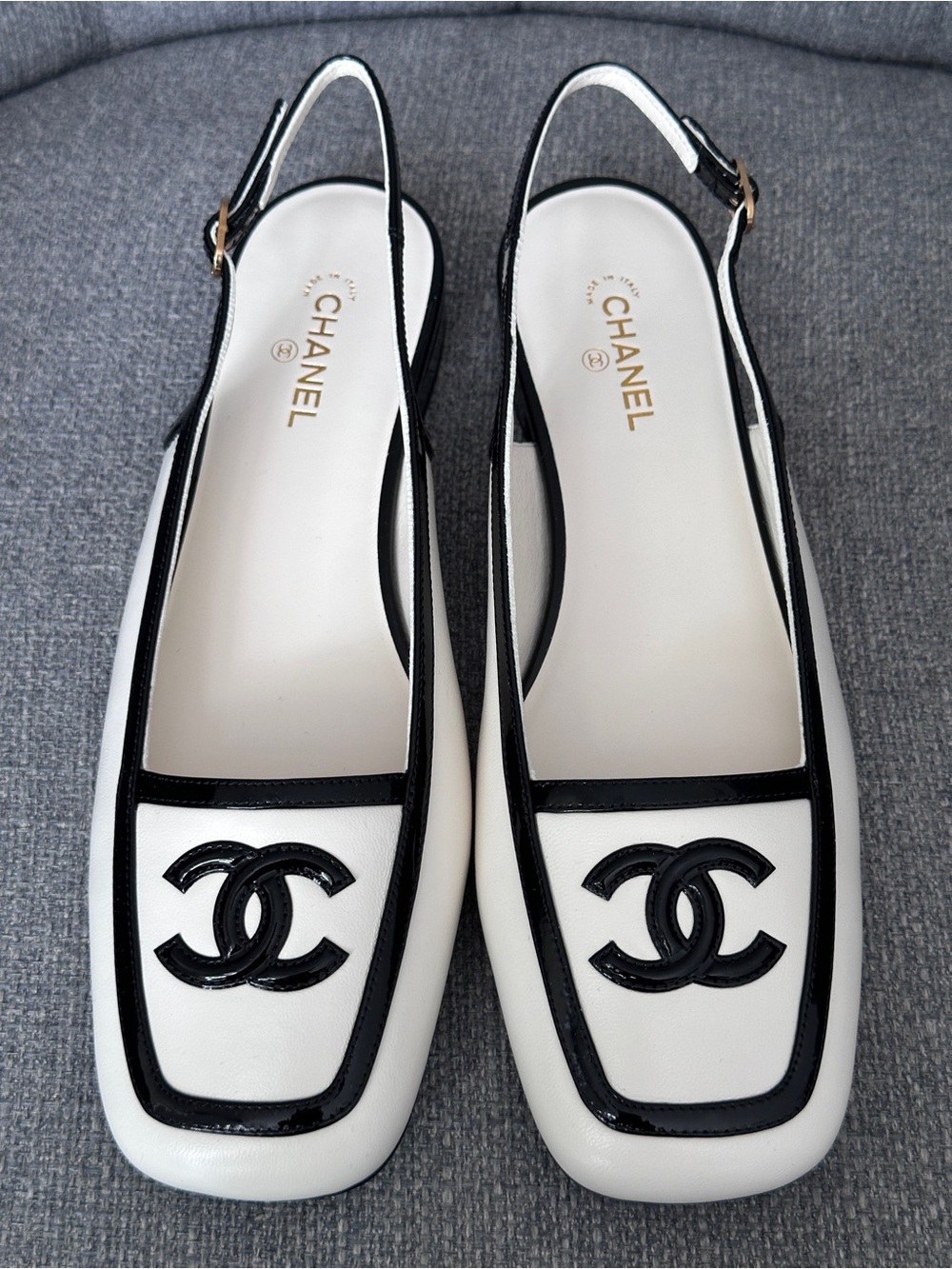 2026B CHANEL WHITE AND BLACK LEATHER SLINGBACKS SHOES with GOLD CC LOGO 38.5 - Picture 7 of 16